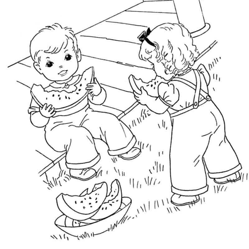 дети едят арбуз