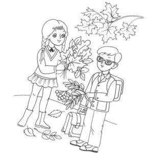 девочка собрала букет из осенних листьев