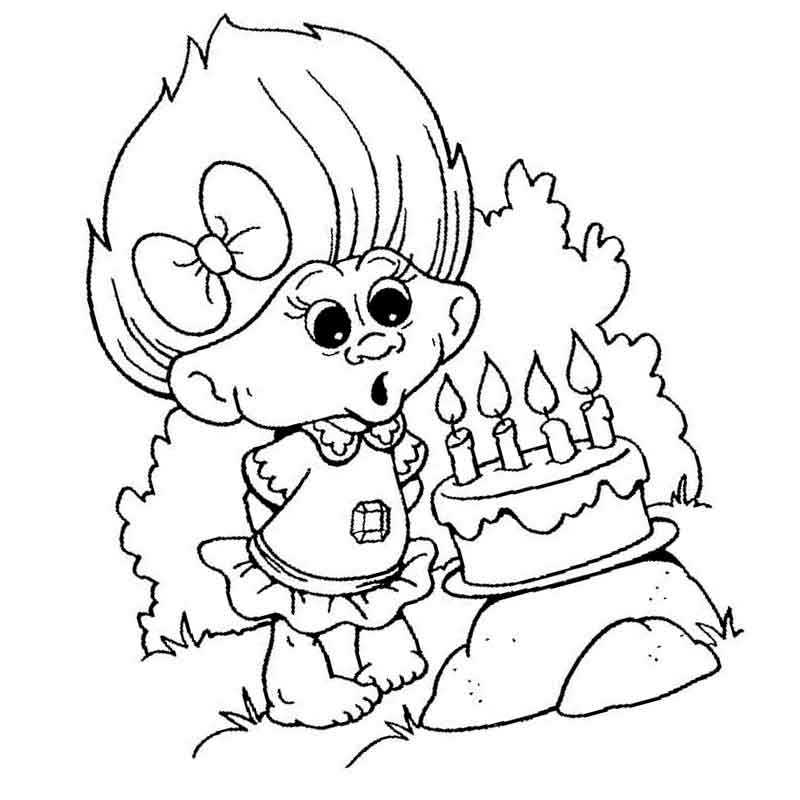 девочка тролль задувает свечки на торте