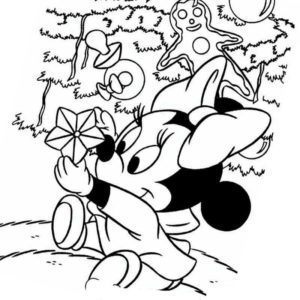 маленькая Минни Маус наряжает елку