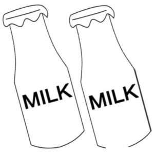 пара бутылок молока
