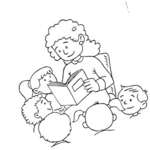 воспитатель читает детям книгу в детском саду